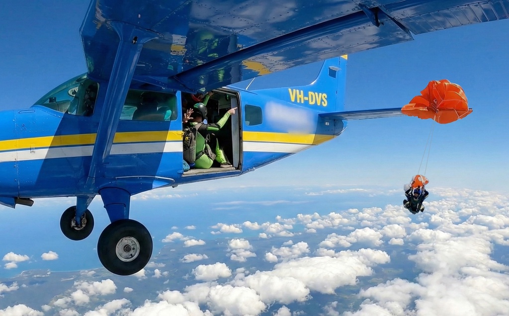 惊魂一刻:跳伞时降落伞挂住飞机尾翼