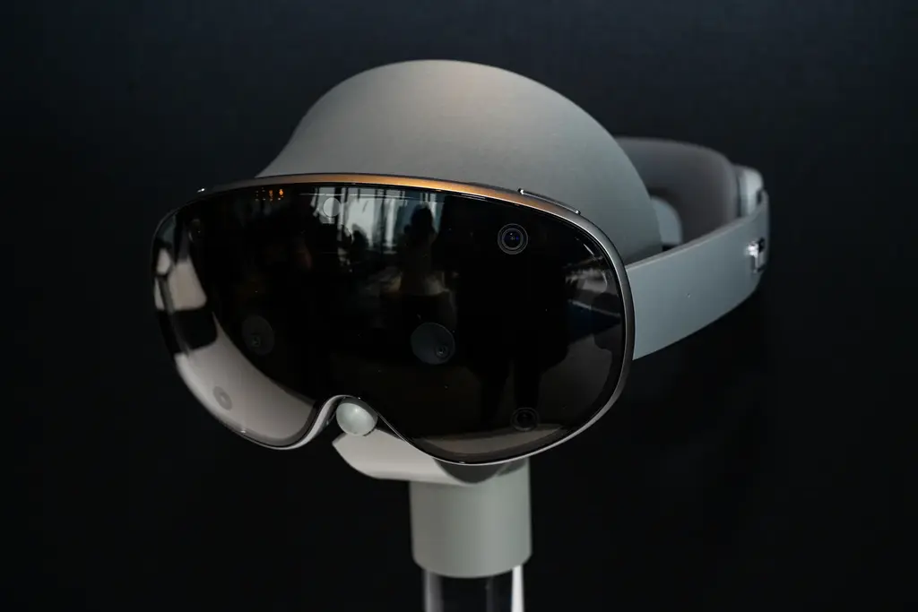 三星 Galaxy XR 头戴设备亮相