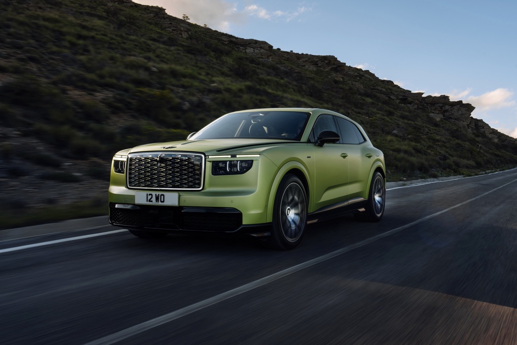宾利发布首款纯电SUV