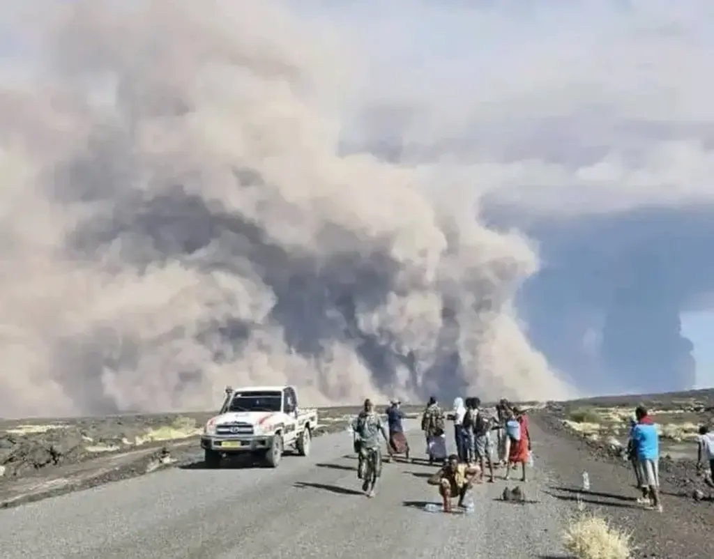 一座沉睡一万两千年火山突然喷发